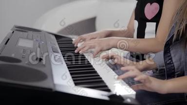 女孩`<strong>钢琴</strong>键盘上的手。 女孩弹<strong>钢琴</strong>，合上<strong>钢琴</strong>。 手放在<strong>钢琴</strong>的白键上
